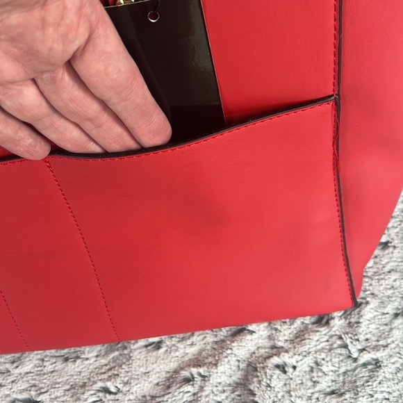 Mondani Red XL Weekend Tote Bag with pockets - Picture 8 of 13